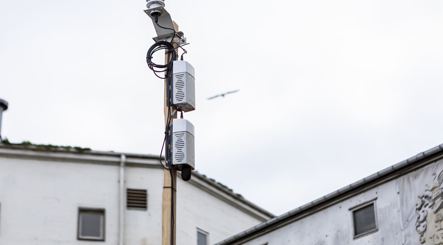 Sensor der er hngt op p en mast til at mle luften p fremtidens grnne byggeplads